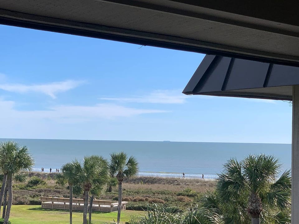 Totally Beachin' Coligny OceanViews w/Bikes/chairs - Hilton Head Island