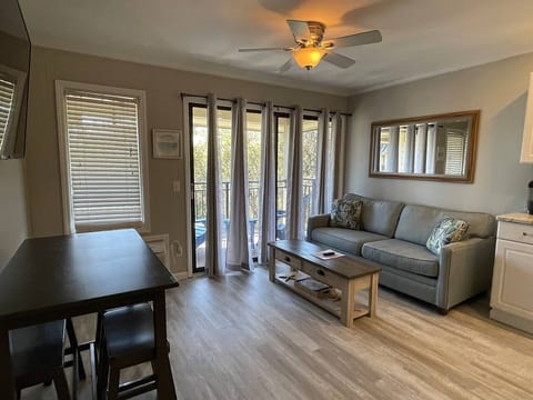SeaRenity! Beautiful Reno! King bed! w/Bikes