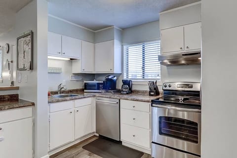Resort Breeze-2 BR, Pools, Hot Tub, Tennis, Beach
