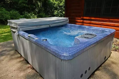 LARGE hot tub, 10-12 person