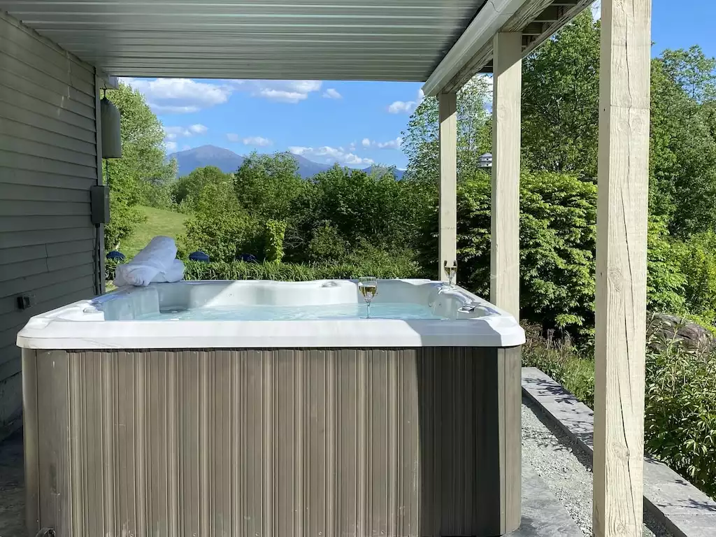 Six Person Jacuzzi Hot Tub with Stunning views of Mt. Washington - Alder Brook Lodge - Jefferson