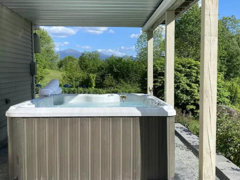 Six Person Jacuzzi Hot Tub with Stunning views of Mt. Washington