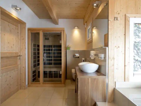 #38 mit IR-Sauna und Sprudelbad innen