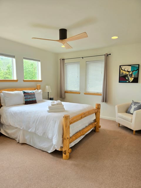 Queen Bed in upstairs guest room with mountain views