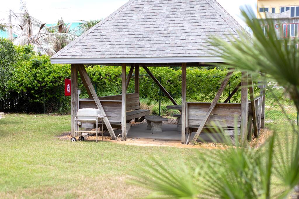 Grill & Hang Out in the Gazebo - The Blue Palm • Steps to Beach & Pool • KING Bed • 30A Florida