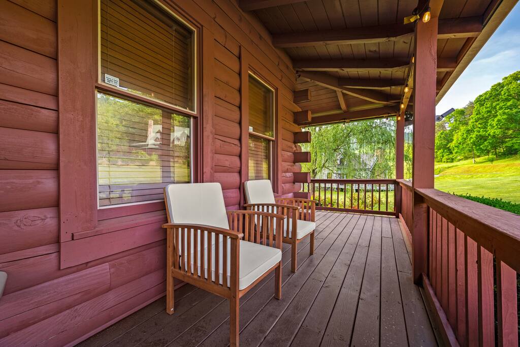 Wrapped around deck you can enjoy the 360-view of the cabin