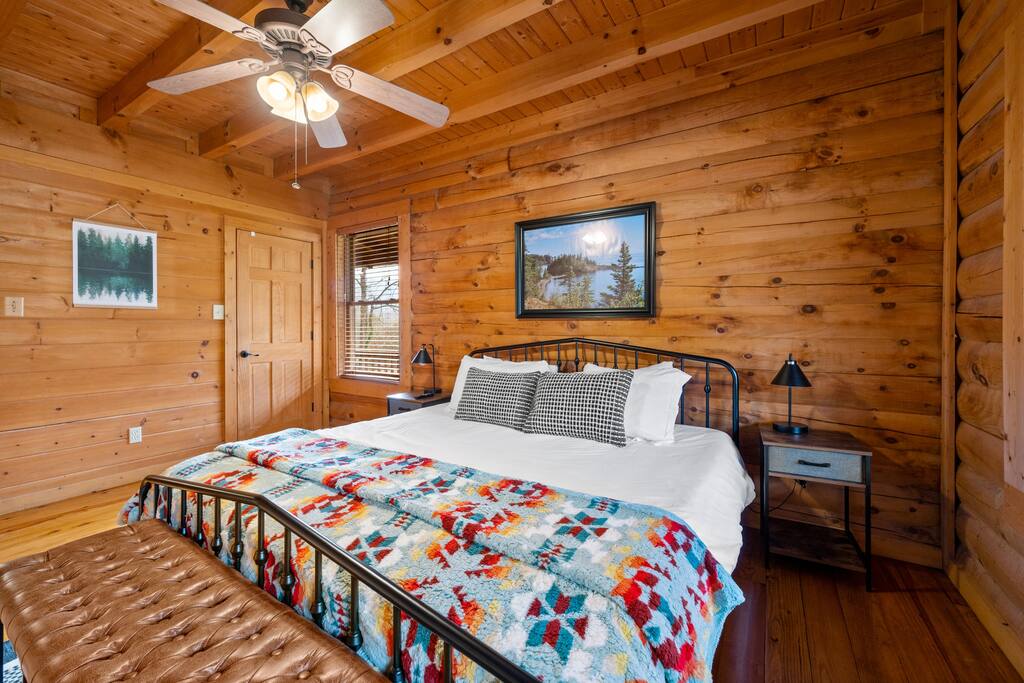 King size bed in the lower bedroom, with the mountain view 