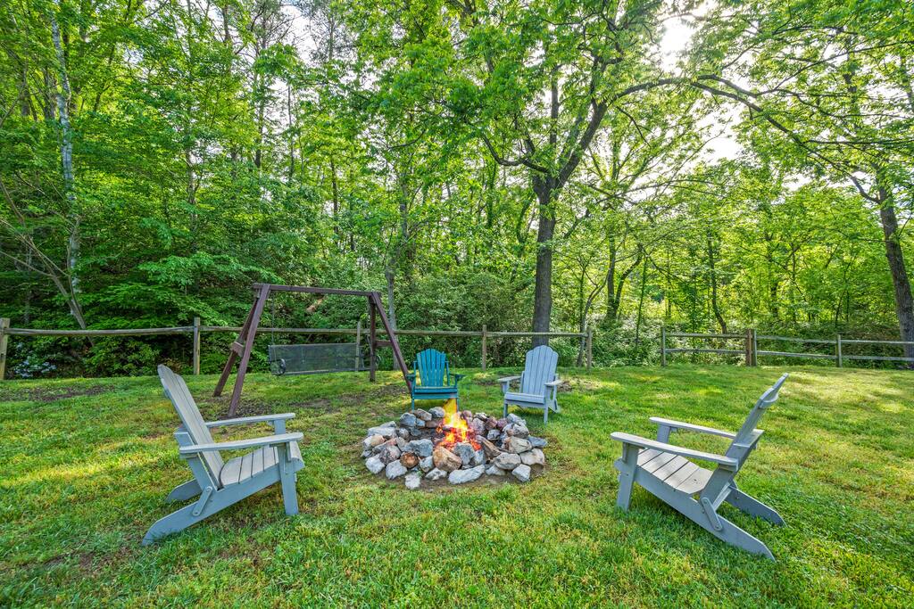 Hang out by the fire pit, stargazing and listening to the creek.