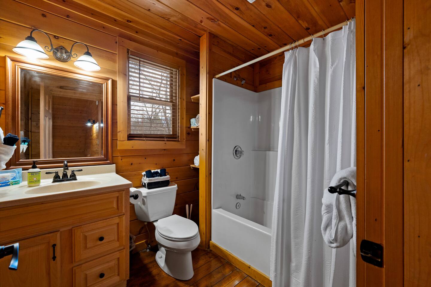 Creekside Cabin Great Smoky Mountains Hot Tub WIFI