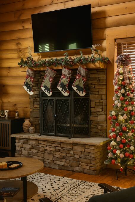 Easy Access Log Cabin w/ Views, by Creek & Hot tub