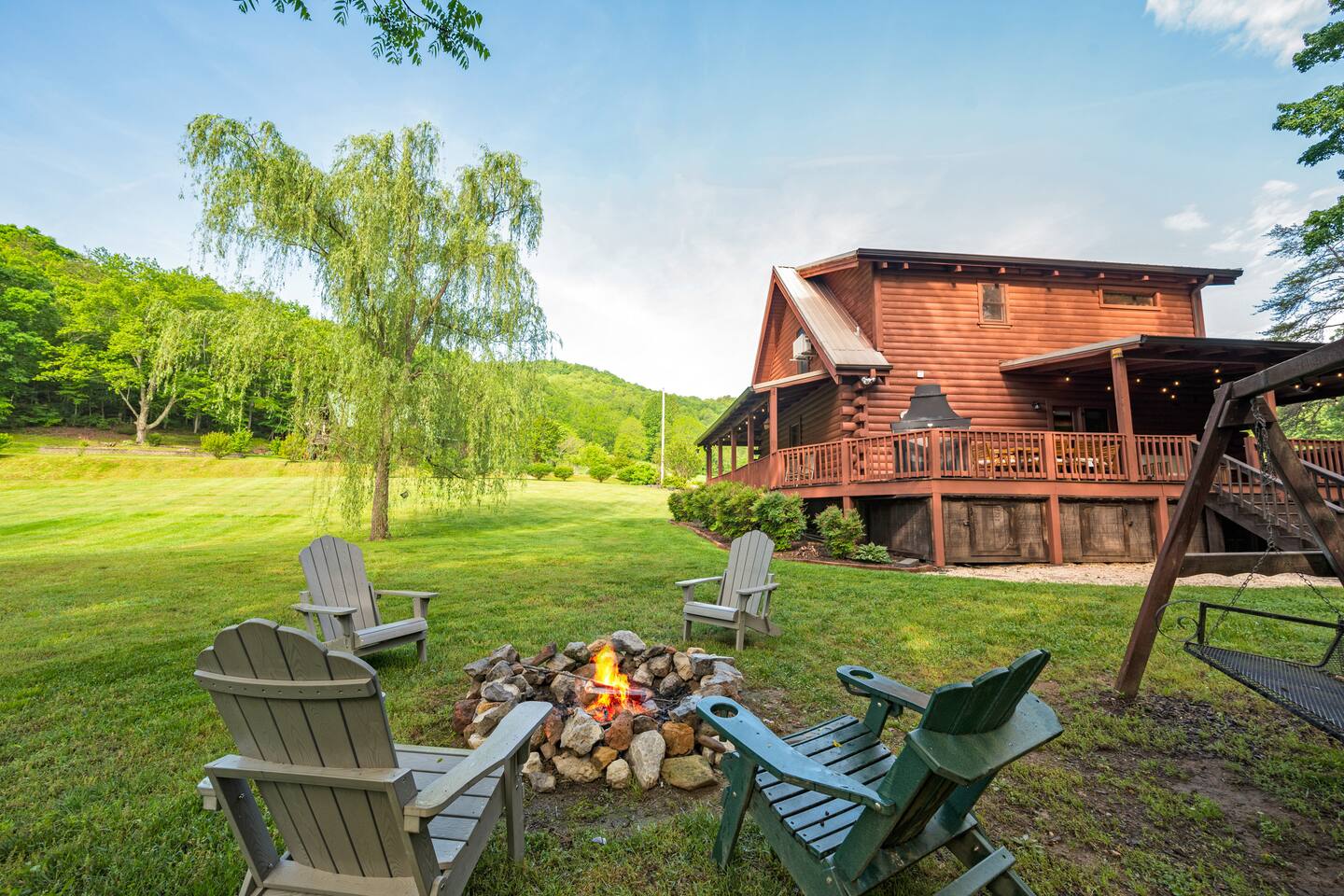 Hang out by the fire pit, gaze at the Milky Way, and listen to the soothing sound of the nearby creek while breathing in the fresh mountain air.