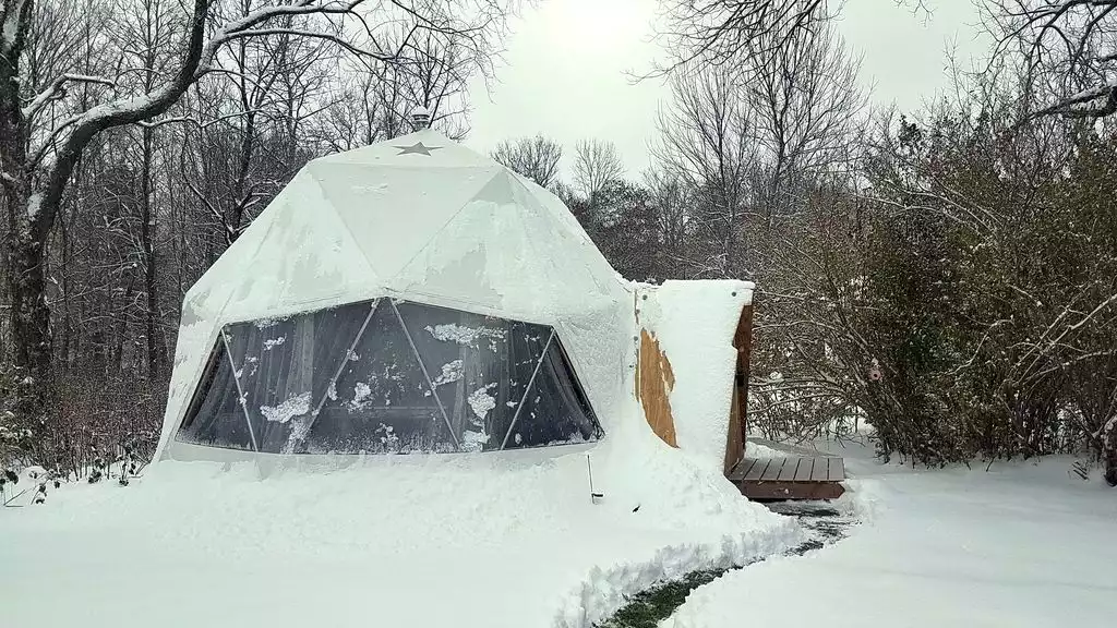 Snow on our Dome! (Nov 16, 2018) Enjoy Winter Glamping in our backyard! Snow on our Dome! (Nov 16, 2018) Enjoy Winter Glamping in our backyard! - Domeo - Romantic Magical Dome - Windham