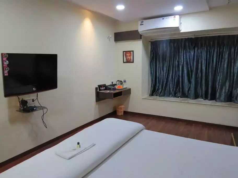 Stylish AC studio with kitchen in Koregaon Park