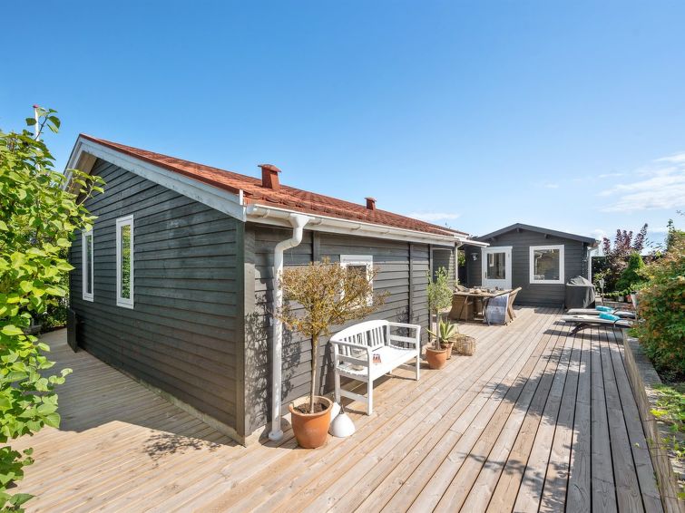 elfrede-600m-from-the-sea/