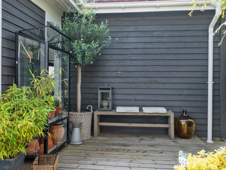 elfrede-600m-from-the-sea/