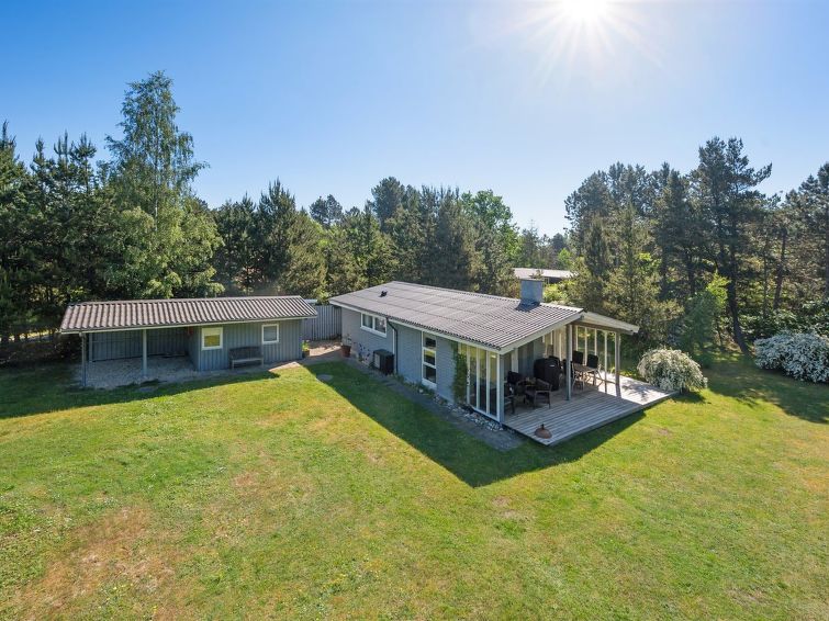 torhild-150m-from-the-sea/