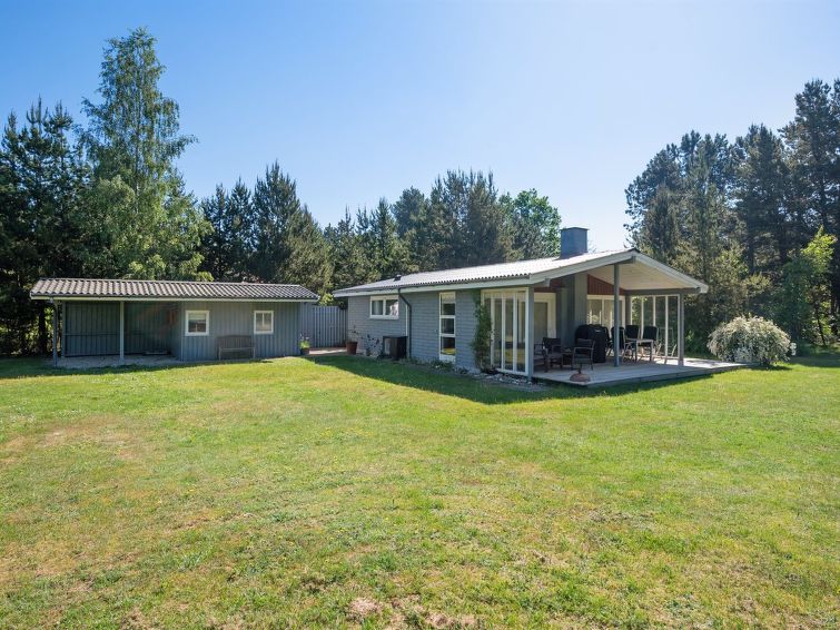 torhild-150m-from-the-sea/