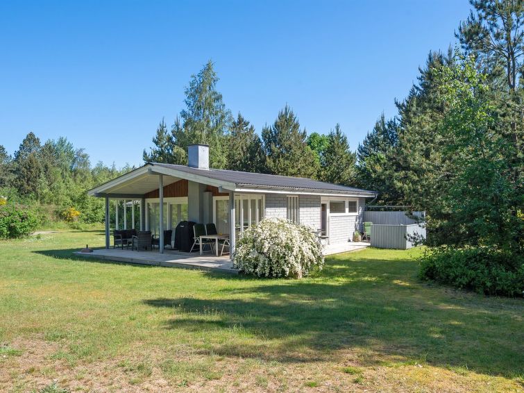 torhild-150m-from-the-sea/