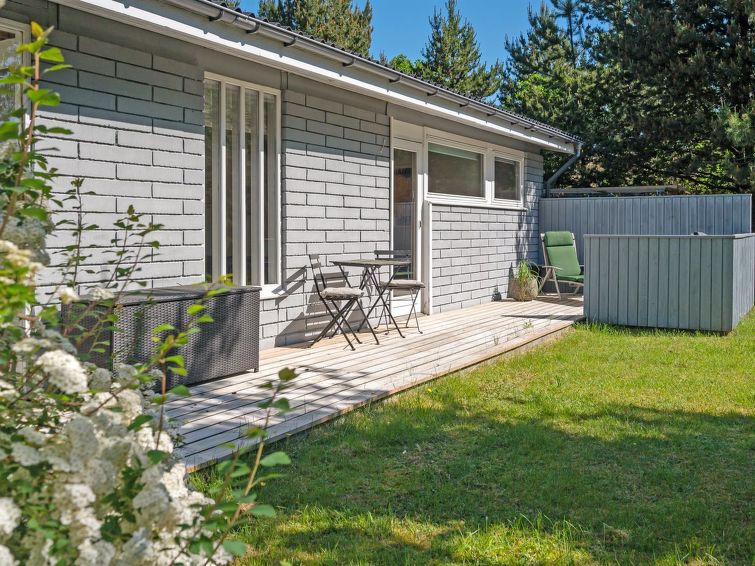 torhild-150m-from-the-sea/