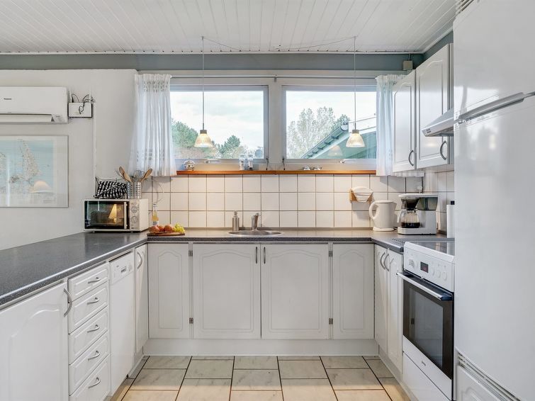 torhild-150m-from-the-sea/