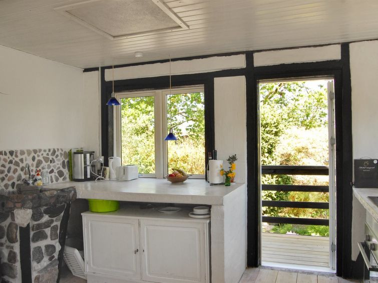 melina-100m-from-the-sea/