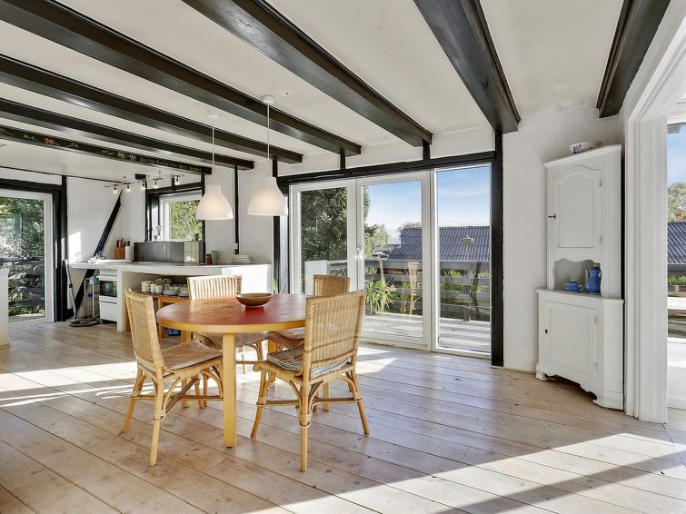 melina-100m-from-the-sea/