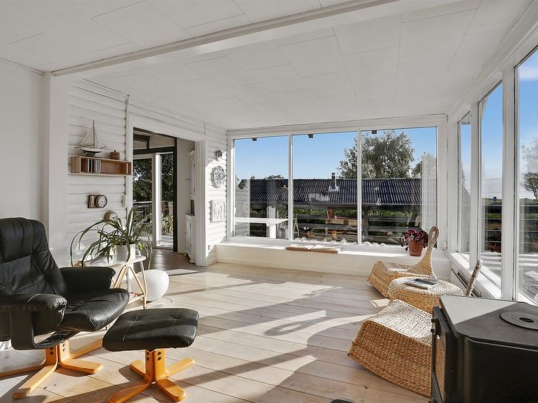 melina-100m-from-the-sea/