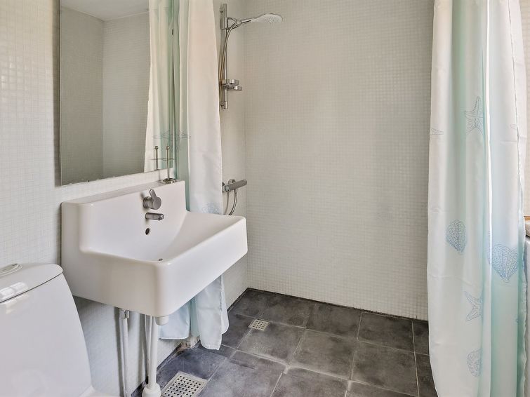 melina-100m-from-the-sea/