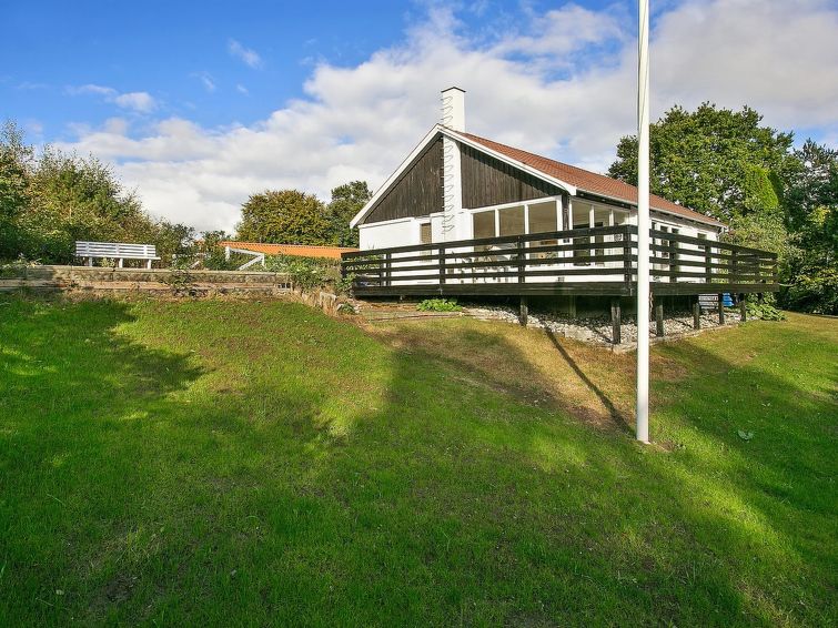 melina-100m-from-the-sea/