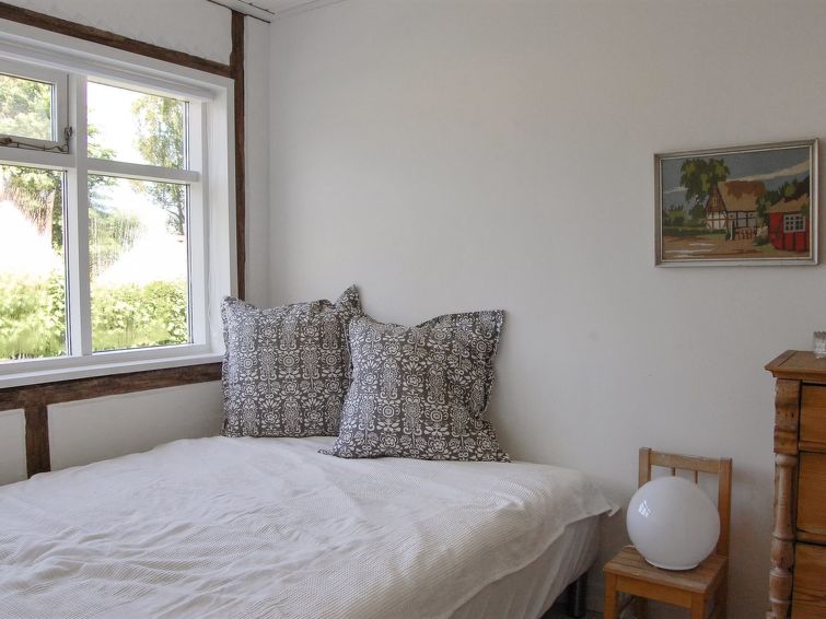 melina-100m-from-the-sea/