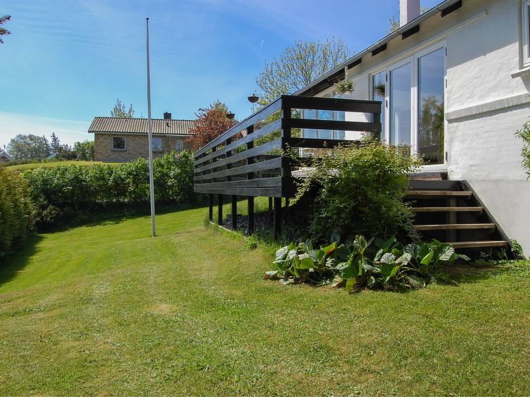 melina-100m-from-the-sea/