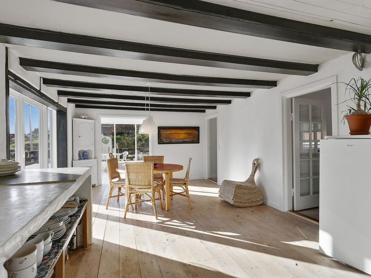 melina-100m-from-the-sea/