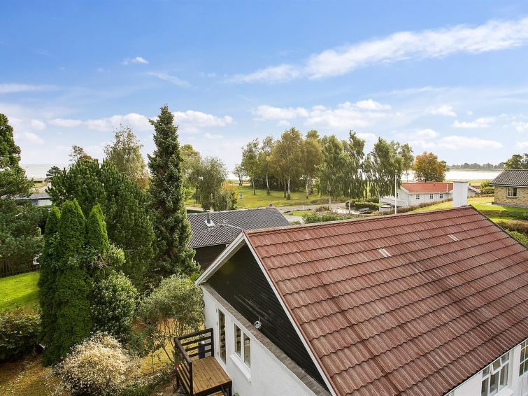 melina-100m-from-the-sea/