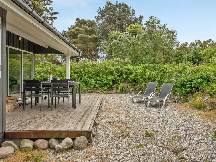 jenny-140m-from-the-sea/