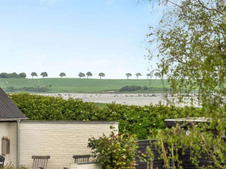 jenny-140m-from-the-sea/