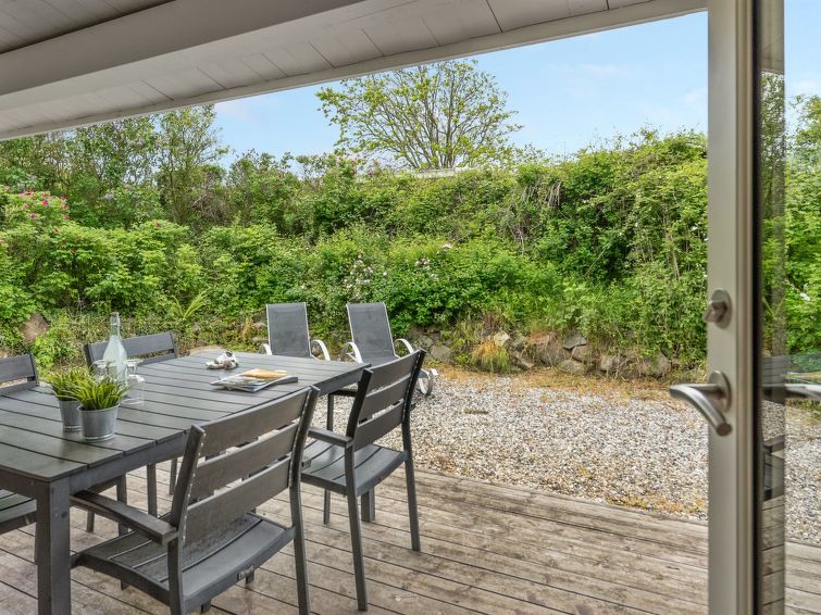 jenny-140m-from-the-sea/