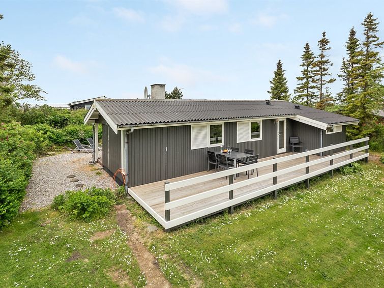 jenny-140m-from-the-sea/