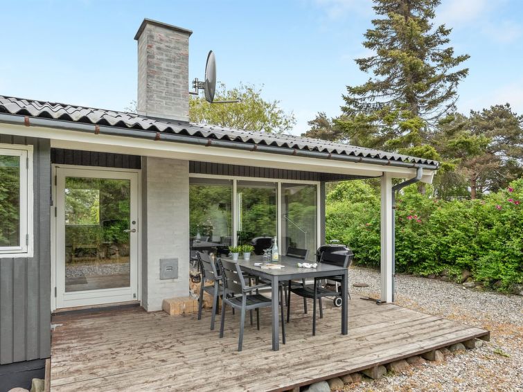 jenny-140m-from-the-sea/