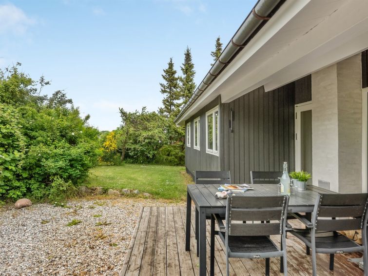 jenny-140m-from-the-sea/