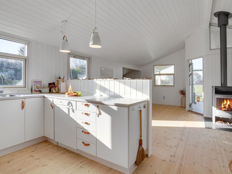 evamaria-350m-from-the-sea/