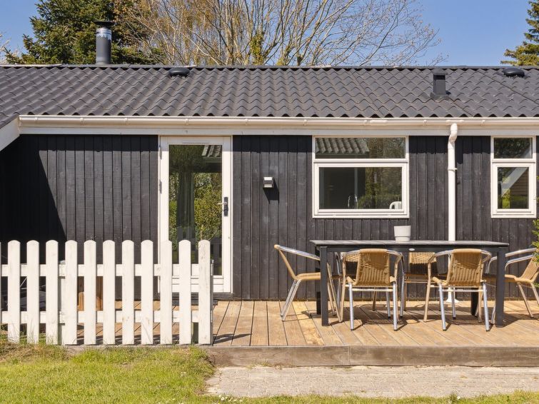 evamaria-350m-from-the-sea/