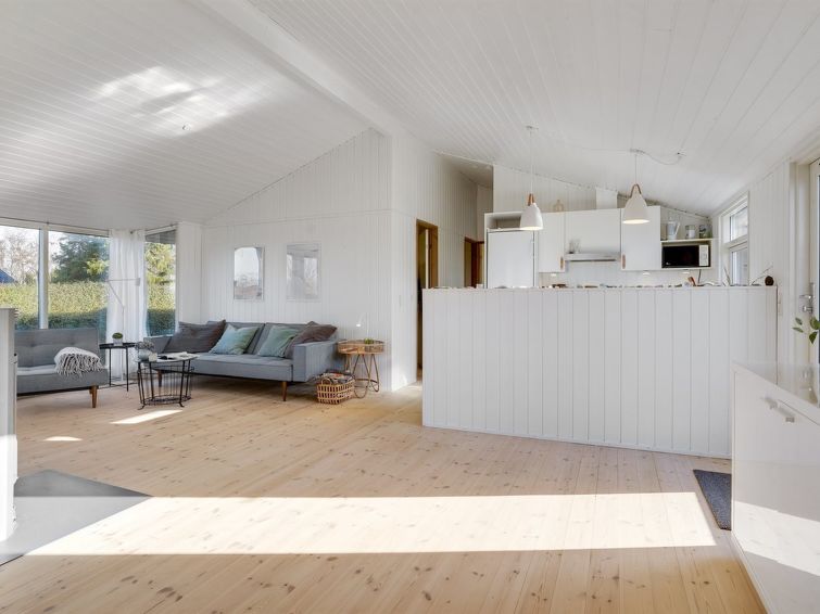 evamaria-350m-from-the-sea/