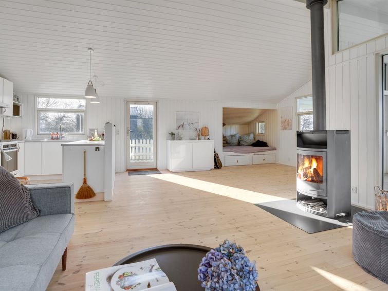 evamaria-350m-from-the-sea/