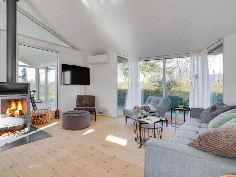 evamaria-350m-from-the-sea/