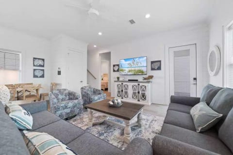 Family Friendly, Arcade, Beach Supplies, 4/4 Home!