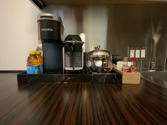 luxe-studio-balcony-strip-view-no-resort-fee/