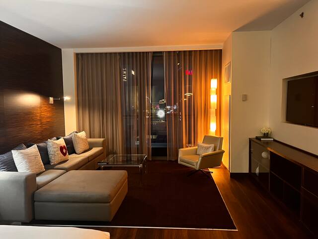 luxe-studio-balcony-strip-view-no-resort-fee/