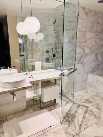 luxe-studio-balcony-strip-view-no-resort-fee/