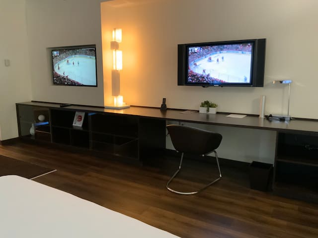 luxe-studio-balcony-strip-view-no-resort-fee/