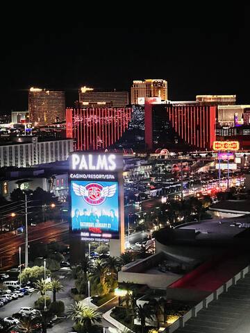 luxe-studio-balcony-strip-view-no-resort-fee/